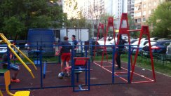 Площадка для воркаута в городе Москва №2884 Маленькая Современная фото